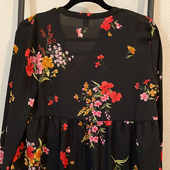 Medium boho floral chiffon-style shirt perfect for the professional bohemian 🥰 - Picture 5 of 6